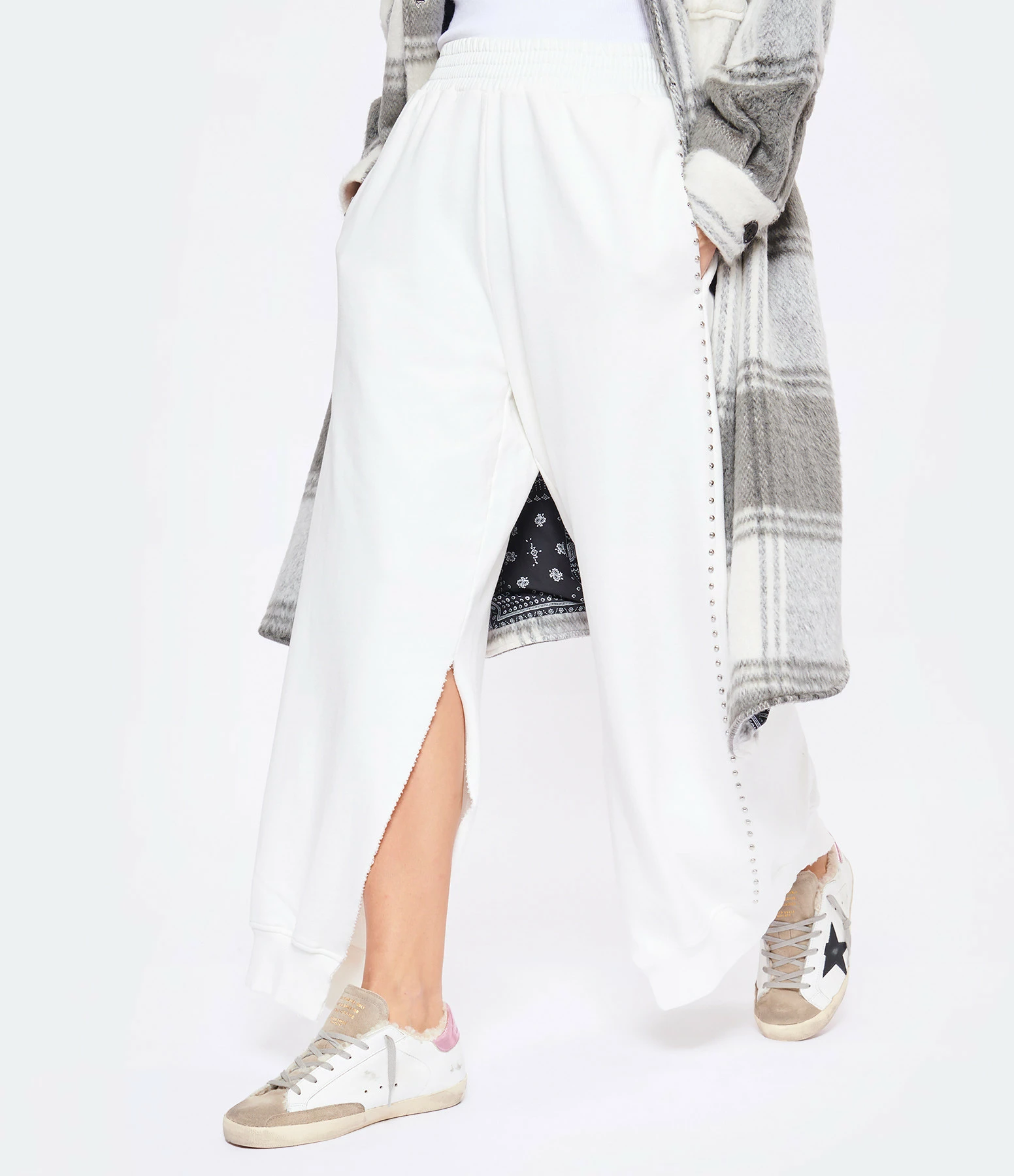 MM6 MAISON MARGIELA Pantalon Jogging Large Fendu Blanc, Collection Studio 4 MM6 MAISON MARGIELA Pantalon Jogging Large Fendu Blanc, Collection Studio - Image 4