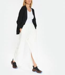 MM6 MAISON MARGIELA Pantalon Jogging Large Fendu Blanc, Collection Studio 11 MM6 MAISON MARGIELA Pantalon Jogging Large Fendu Blanc, Collection Studio -Boutique UGG unnamed file 1117