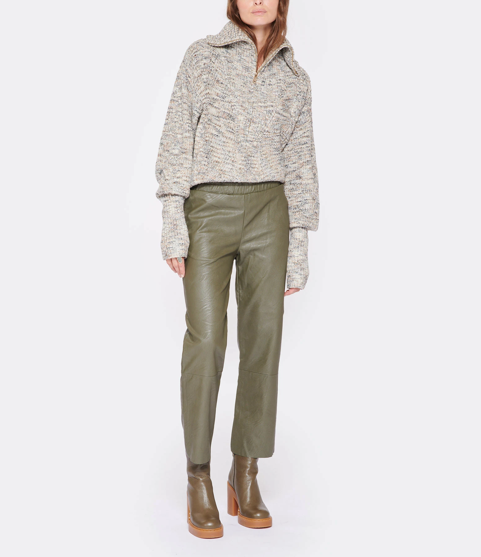 MAEVY MOUVEMENT LIBRE Pantalon Cuir Vegan Kaki 3 MAEVY MOUVEMENT LIBRE Pantalon Cuir Vegan Kaki - Image 3