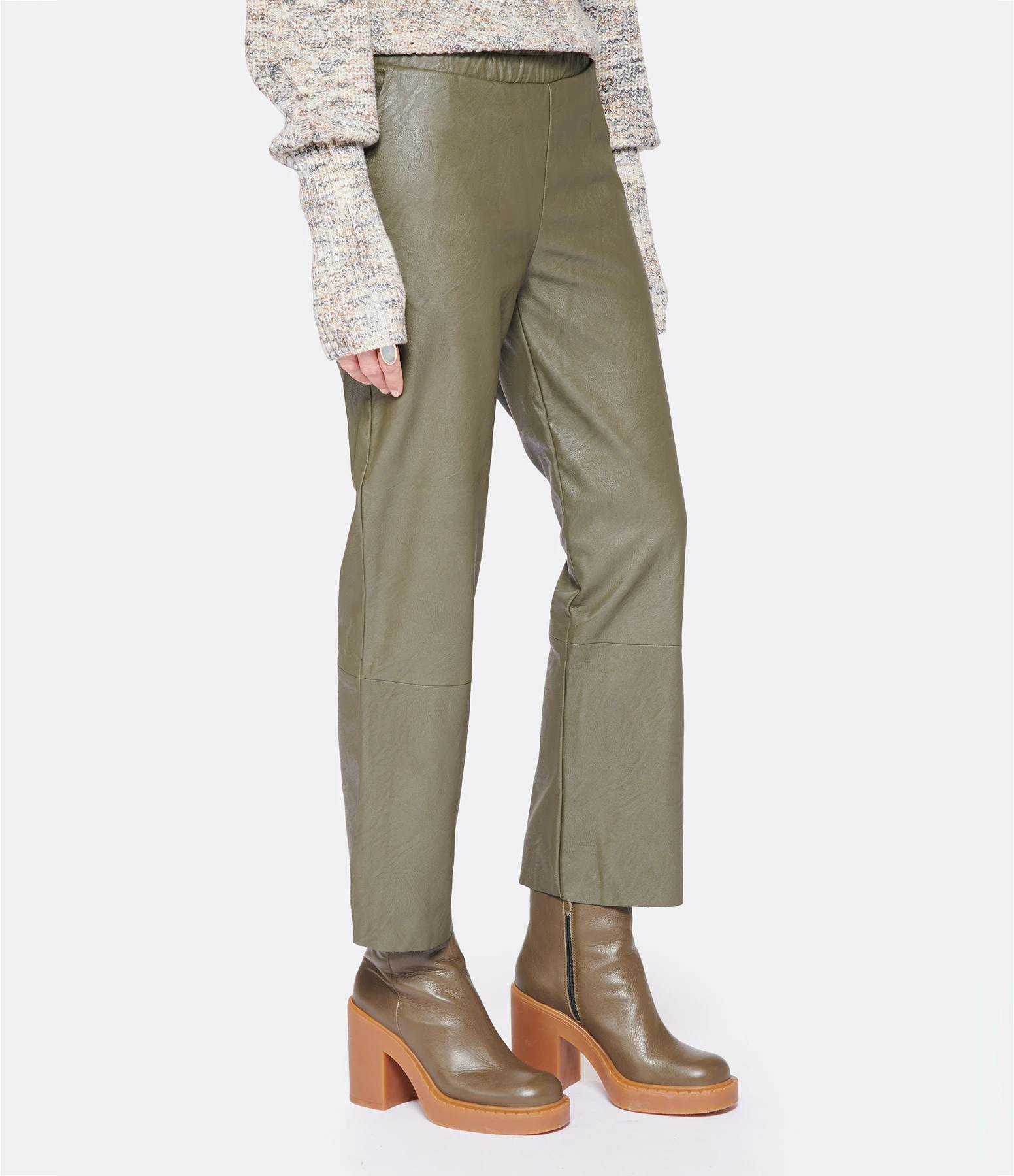 MAEVY MOUVEMENT LIBRE Pantalon Cuir Vegan Kaki 4 MAEVY MOUVEMENT LIBRE Pantalon Cuir Vegan Kaki - Image 4