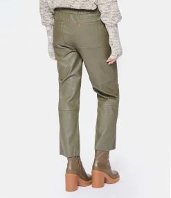 MAEVY MOUVEMENT LIBRE Pantalon Cuir Vegan Kaki 9 MAEVY MOUVEMENT LIBRE Pantalon Cuir Vegan Kaki -Boutique UGG unnamed file 1872
