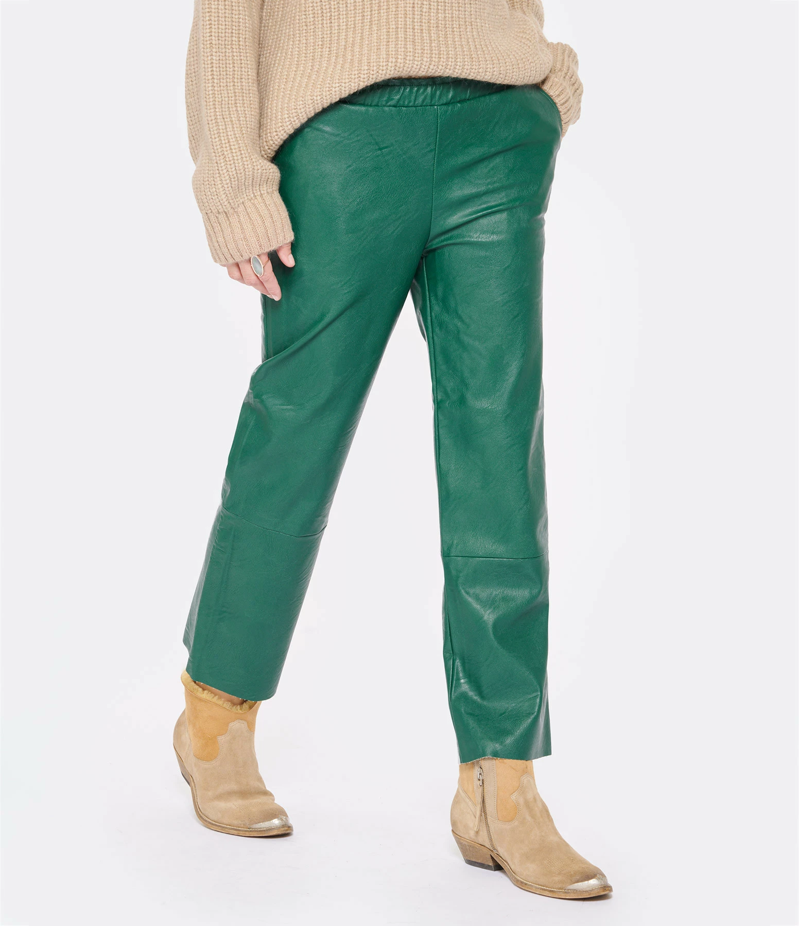 MAEVY MOUVEMENT LIBRE Pantalon Cuir Vegan Vert Bouteille 4 MAEVY MOUVEMENT LIBRE Pantalon Cuir Vegan Vert Bouteille - Image 4