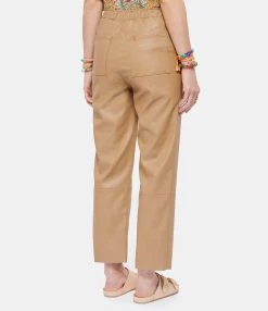 MAEVY MOUVEMENT LIBRE Pantalon Cuir Vegan Caramel -Boutique UGG unnamed file 2052
