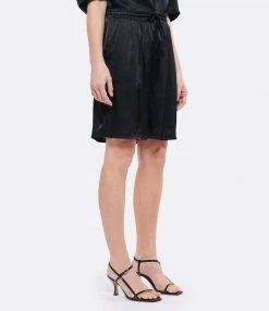 JEANNE VOULAND Bermuda Hero Satin Noir 9 JEANNE VOULAND Bermuda Hero Satin Noir -Boutique UGG unnamed file 3378